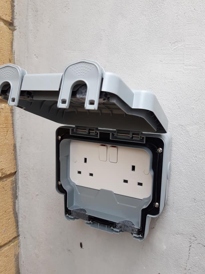 outdoor socket electrician