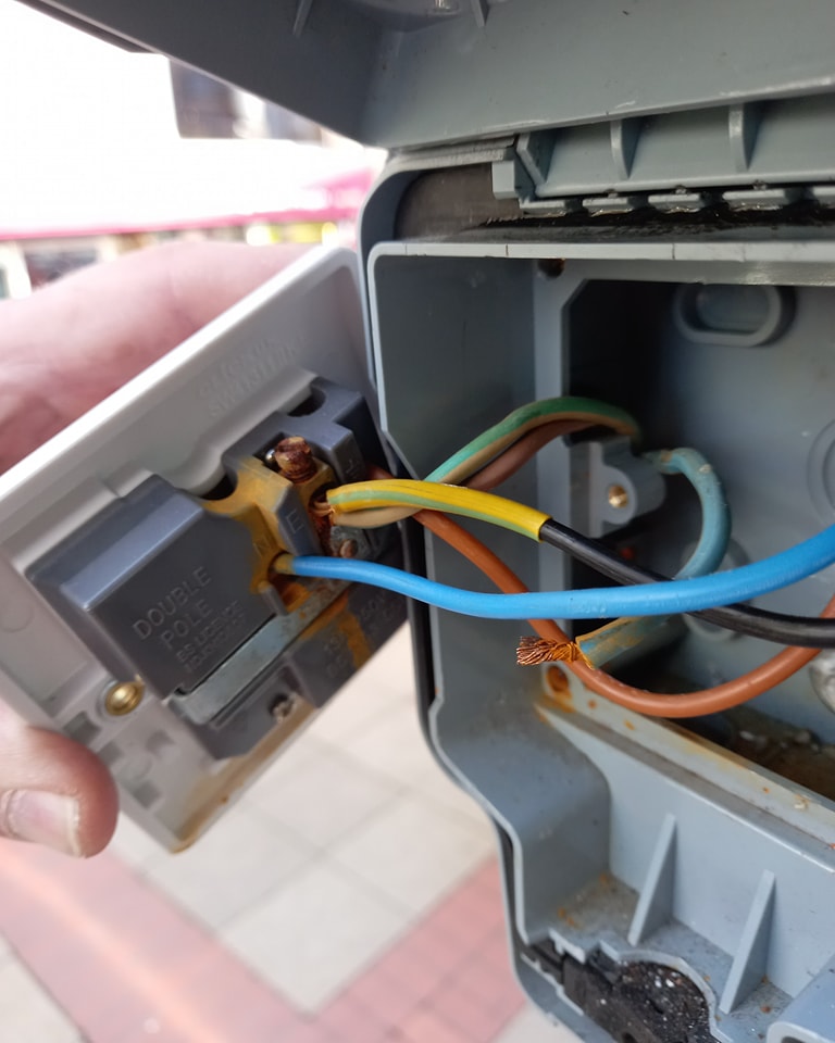 Faulty Socket in Kings Chase Shopping Center
